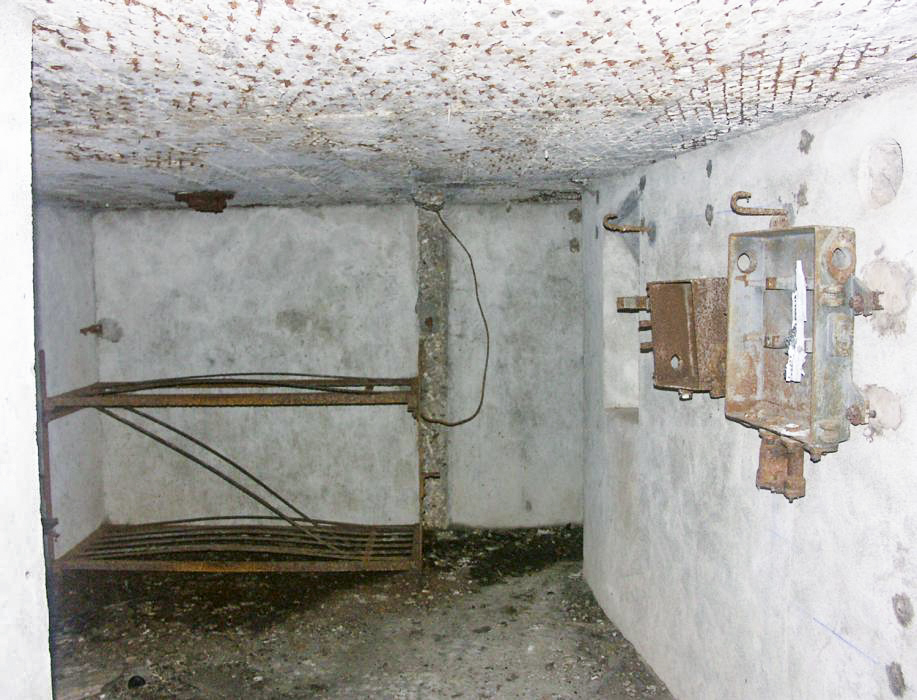 Ligne Maginot - Central d'observation du Bichel - Vue intérieure
Sur la droite de la photo, les restes de l'installation téléphonique sont encore visibles.
Au fond deux lits et au niveau du plafond -un  orifice permettent l'utilisation d'un periscope. - Pascal LAMBERT
