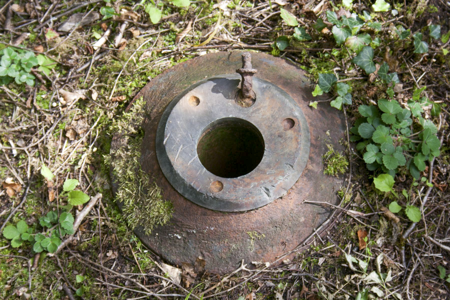 Ligne Maginot - BICHEL - (Central téléphonique d'observation) - Orifice du périscope sur la dalle du central - Michel Teiten