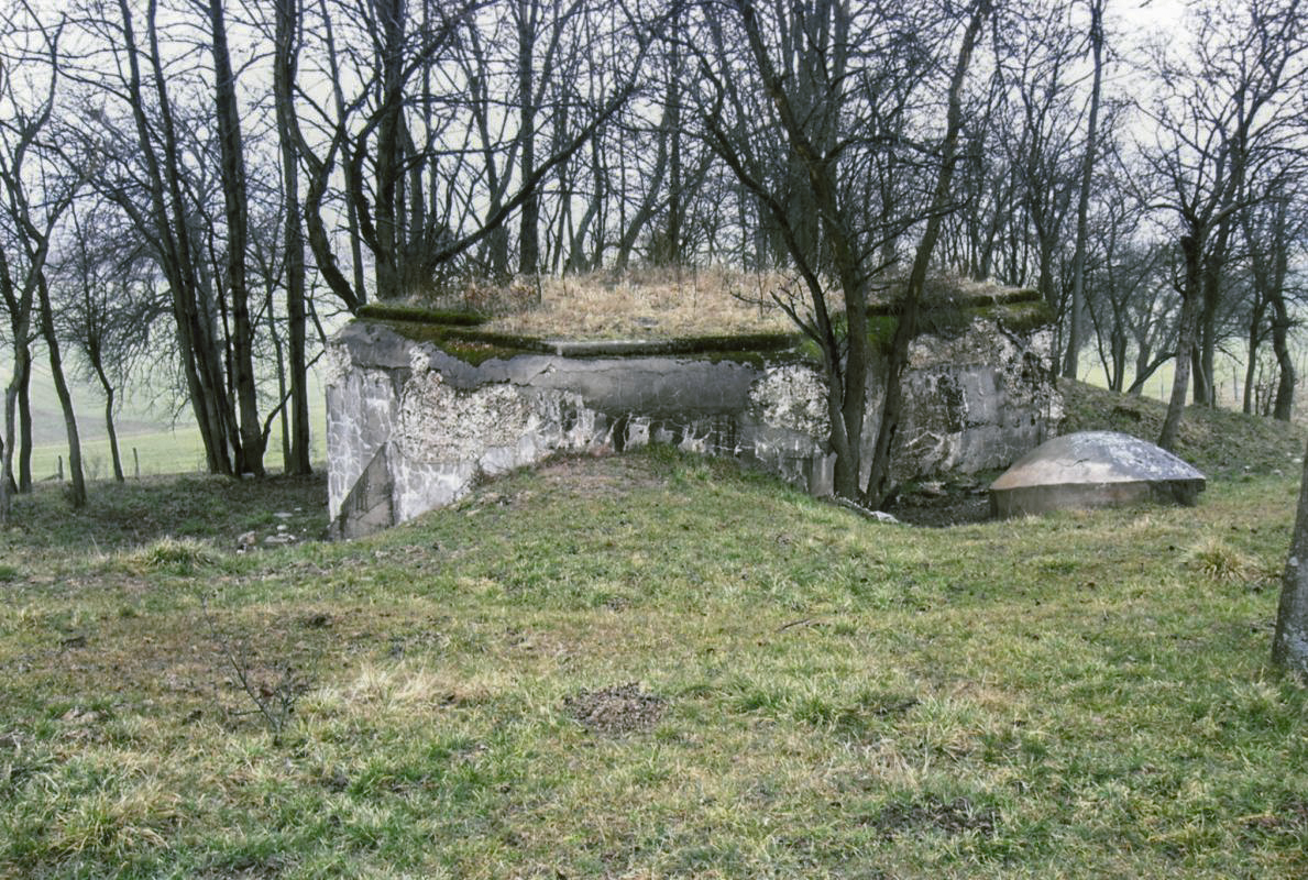 Ligne Maginot - CB1 - (Blockhaus pour canon) - Blockhaus modèle RFM 1935.
La coupole en béton, actuellement située près du blockhaus, était  placée à l'époque sur un cuve pour tourelle démontable au nord du blockhaus (distance d'environ 50 m).  - ch208