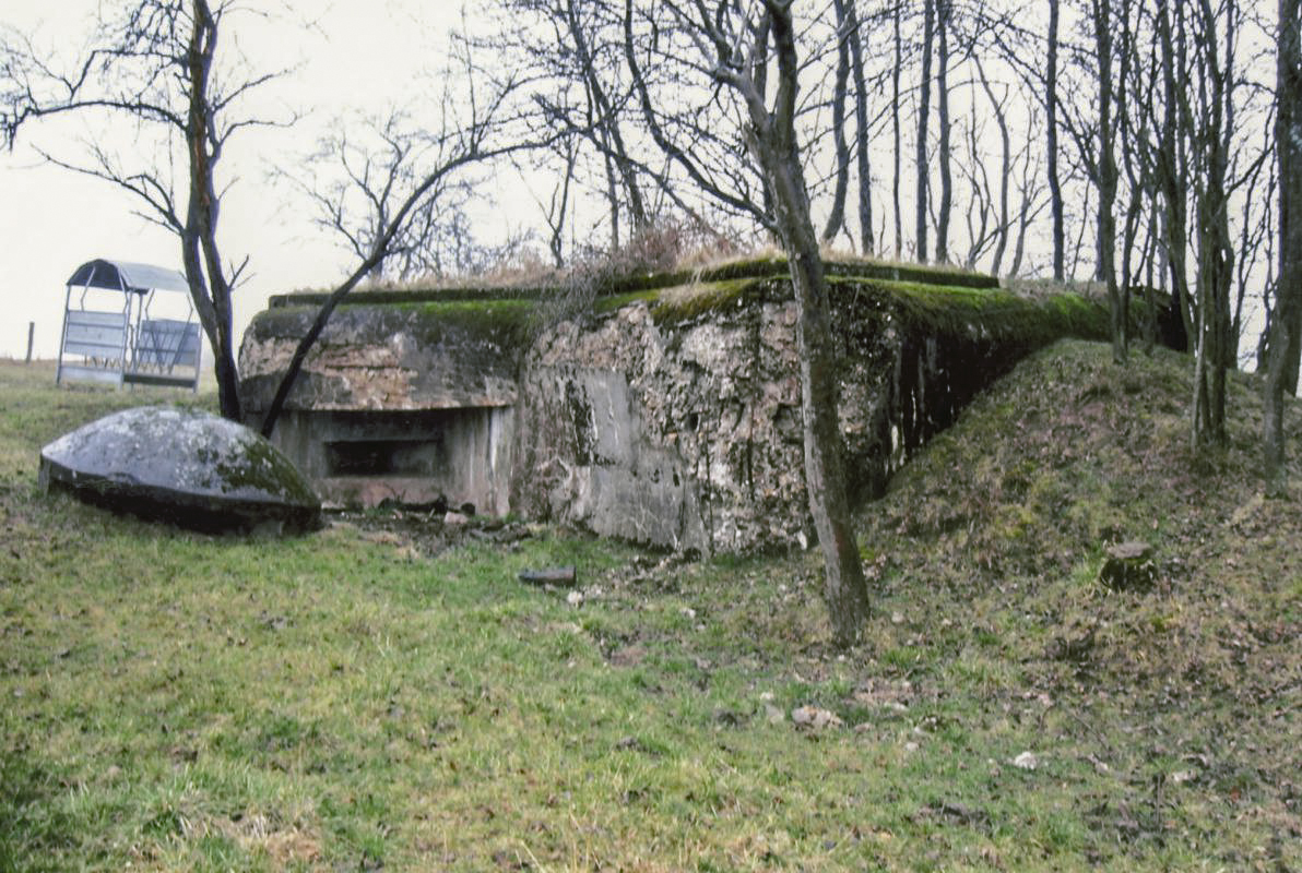 Ligne Maginot - CB1 - (Blockhaus pour canon) - Blockhaus modèle RFM 1935.
La coupole en béton, actuellement située près du blockhaus, était  placée à l'époque sur un cuve pour tourelle démontable au nord du blockhaus (distance d'environ 50 m).  - ch208