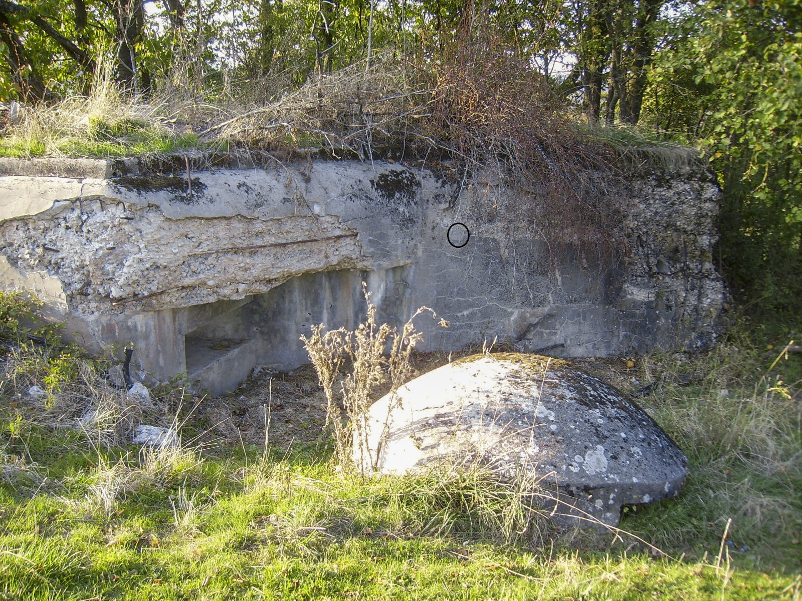 Ligne Maginot - CB1 - (Blockhaus pour canon) - Vue du bloc et de la calotte de l'emplacement pour TD voisin déposé devant - Georges Marescaux