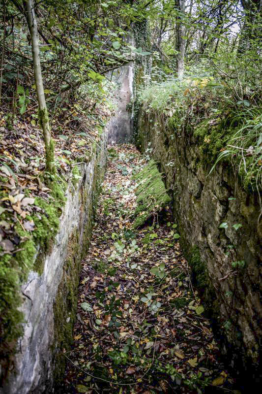 Ligne Maginot - CB3 - (Blockhaus pour canon) - Boyau d’accès maçonné en excellent état.
Au sol contre le muret, la porte du bloc  - Fré Do