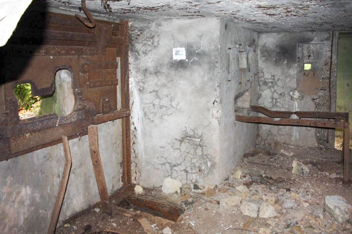 Ligne Maginot - CB3 - (Blockhaus pour canon) - vue intérieure avec emplacement de la pièce antichar sur crinoline, puis de la mitrailleuse et enfin le petit créneau FM prenant en enfilade le boyau d'accès - Fré Do