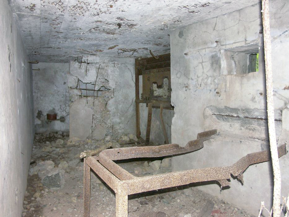 Ligne Maginot - CB3 - (Blockhaus pour canon) - Le support de la mitrailleuse est visible au premier plan - Pascal LAMBERT