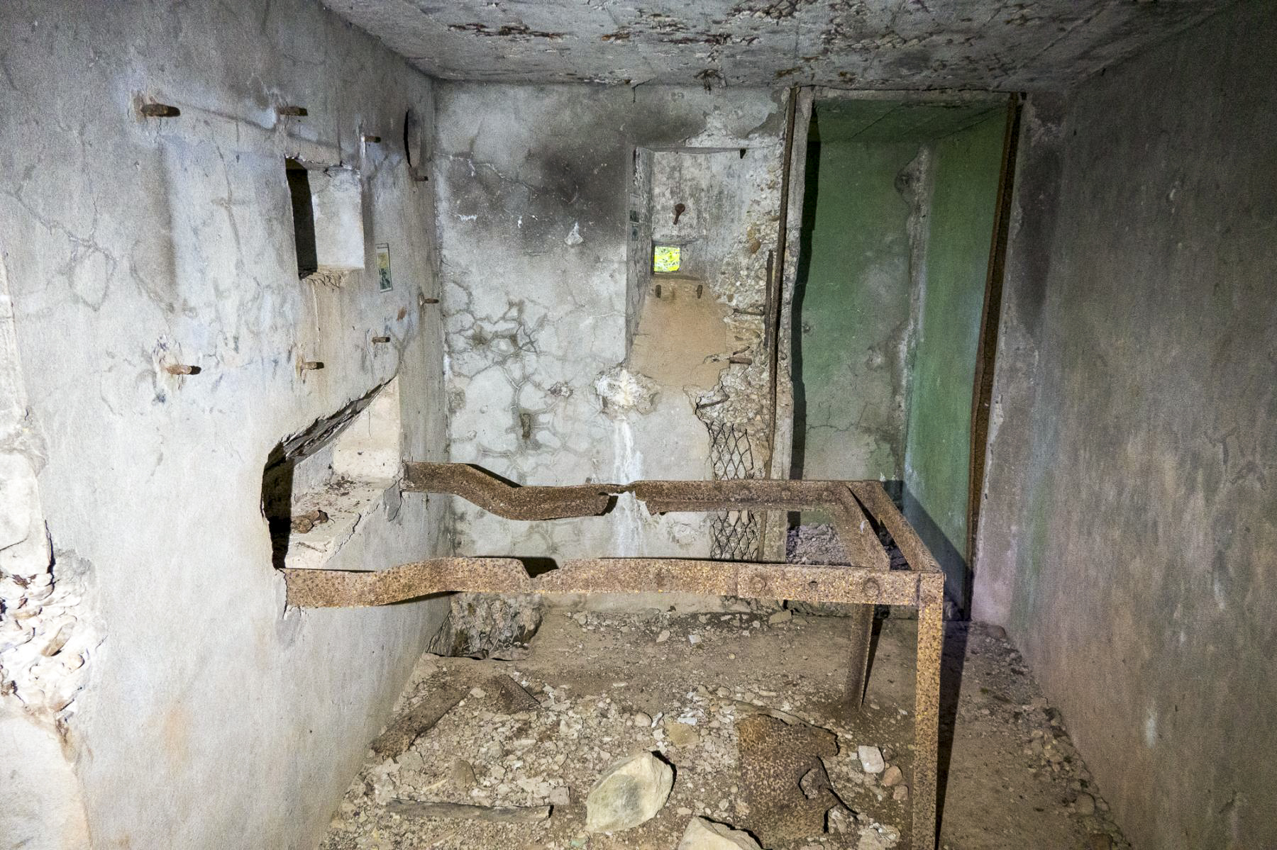 Ligne Maginot - CB3 - (Blockhaus pour canon) - Vestiges du support mitrailleuse.
A l'arrière-plan on voit l'entrée et le petit créneau de défense rapprochée - Michel Teiten