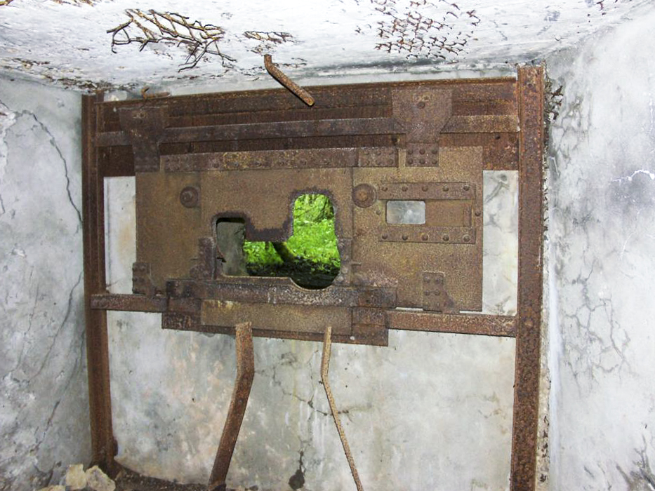 Ligne Maginot - CB3 - (Blockhaus pour canon) - Les restes de l'affut crinoline sont visibles sur la photo - Pascal LAMBERT