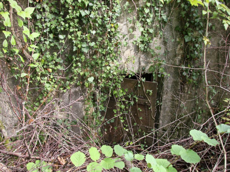 Ligne Maginot - CB105 - BROMACKER - (Blockhaus pour canon) - Vue de l'entrée pour le personnel  - Schnoupf