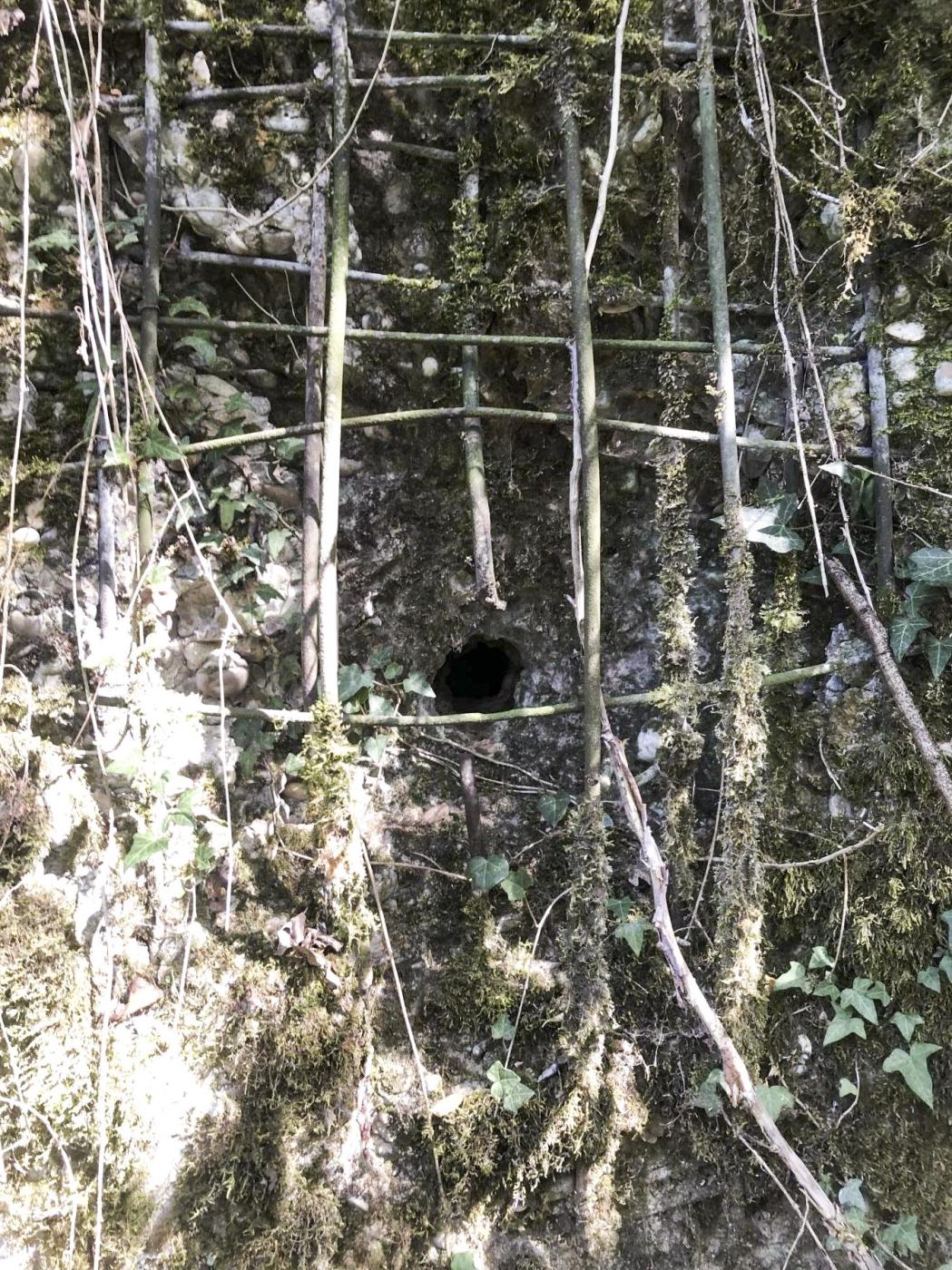 Ligne Maginot - CB114 - UBER DEM HUGEL - (Blockhaus pour canon) - Dégâts importants sur le blockhaus - L.Zenner