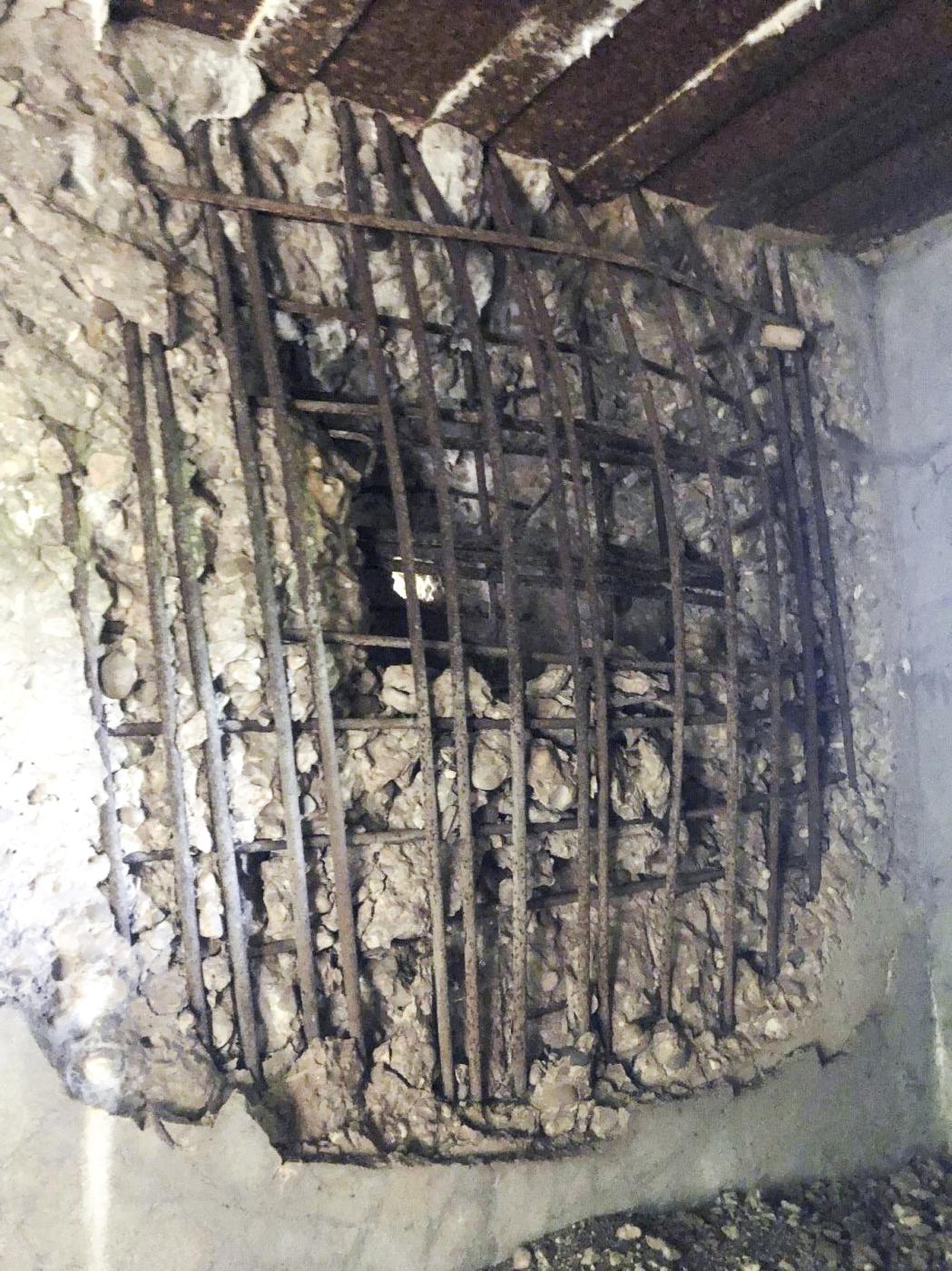 Ligne Maginot - CB114 - UBER DEM HUGEL - (Blockhaus pour canon) - Dégâts importants sur le blockhaus - L.Zenner