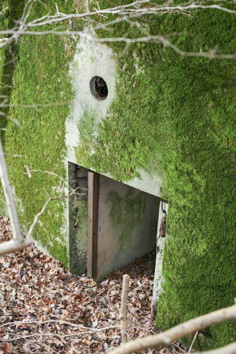 Ligne Maginot - CB173 - YELLE 02 - (Blockhaus pour canon) - L'entrée des soldats, ainsi que la prise d'air. - www.arnaultjl-photo.com
