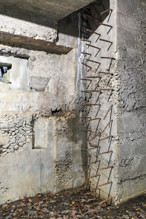 Ligne Maginot - CB173 - YELLE 02 - (Blockhaus pour canon) - De nombreux points, tels que ces fers à béton, laissent à penser que le blockhaus n'état pas totalement achevé en 1940. - www.arnaultjl-photo.com