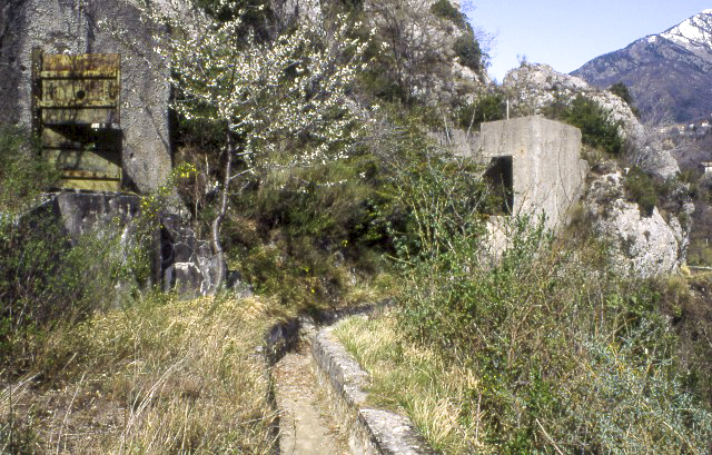 Ligne Maginot - CASTEL VIEIL - (Ouvrage d'infanterie) - Entrée du bloc 1 sur la gauche, celle du bloc 2 sur la droite - Marc ENDINGER