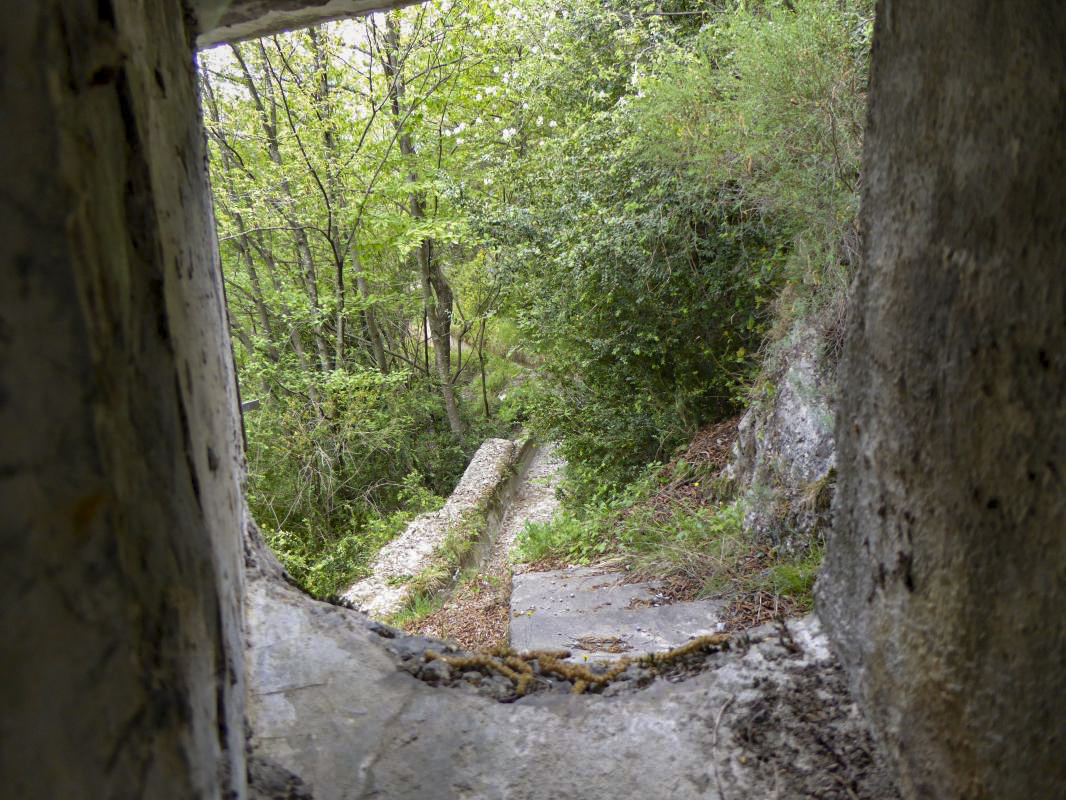 Ligne Maginot - CASTEL VIEIL - (Ouvrage d'infanterie) - Bloc 2
Entrée Nord
Vue du créneau - ELLENA-CUNY