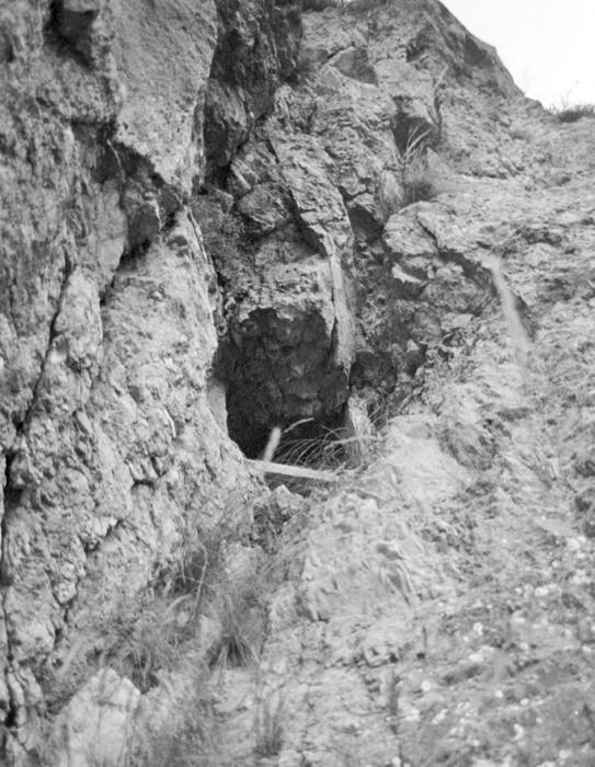 Ligne Maginot - CASTEL VIEIL - (Ouvrage d'infanterie) - Bloc 4
Le créneau dans la paroi rocheuse - LOVINY Alain