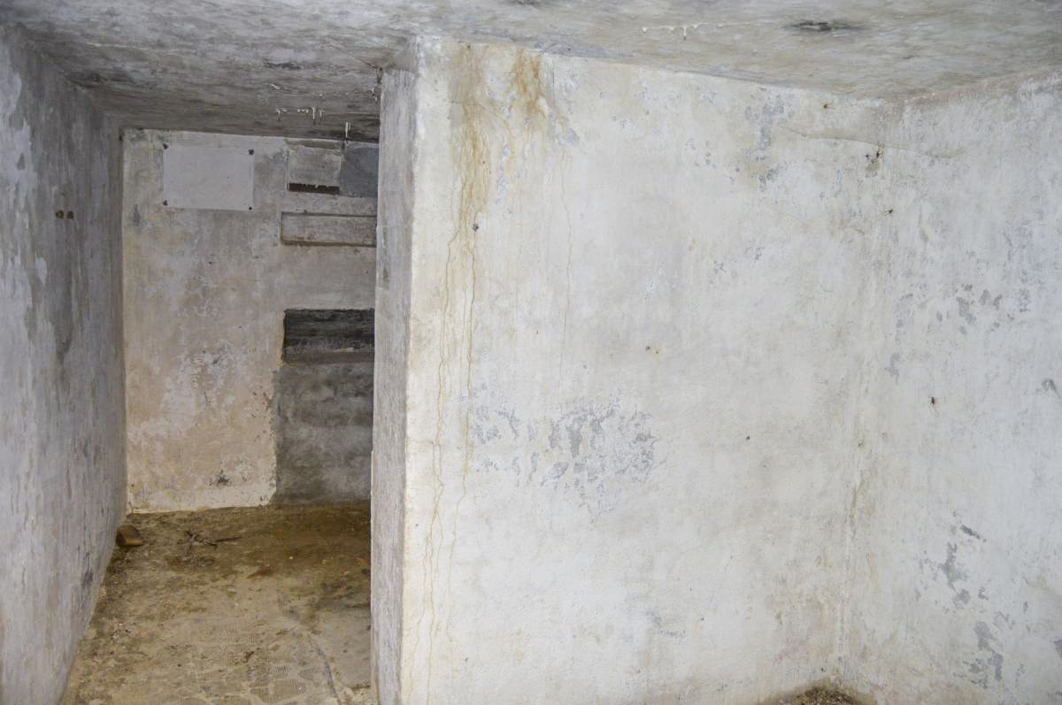 Ligne Maginot - CASTEL VIEIL - (Ouvrage d'infanterie) - Bloc 4
A gauche casemate, à droite munitions - Michal Prasil