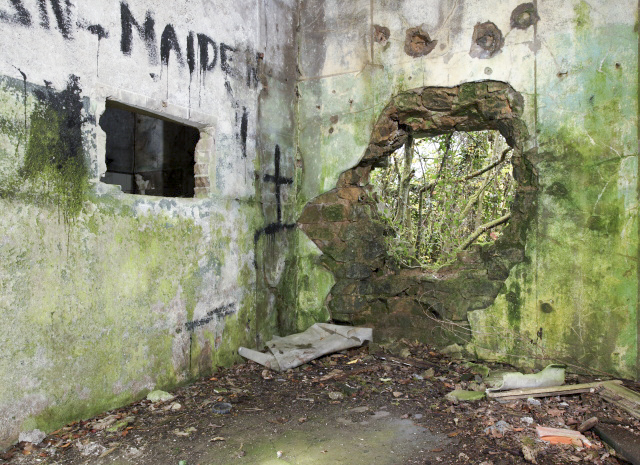Ligne Maginot - FRECHING NORD (POSTE AVANCé GRM) - (Poste GRM - Maison Forte) - La façade de la partie 'locaux' a été crevée. - www.arnaultjl-photo.com