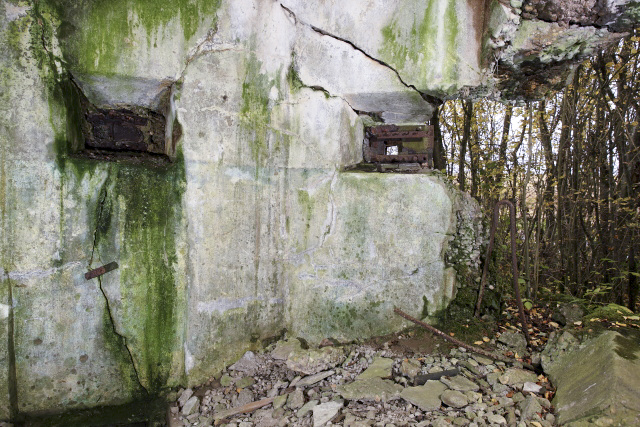 Ligne Maginot - FRECHING NORD (POSTE AVANCé GRM) - (Poste GRM - Maison Forte) - Le blockhaus de défense, totalement ruiné. Celui situé sur la façade opposée est dans le même état. - www.arnaultjl-photo.com