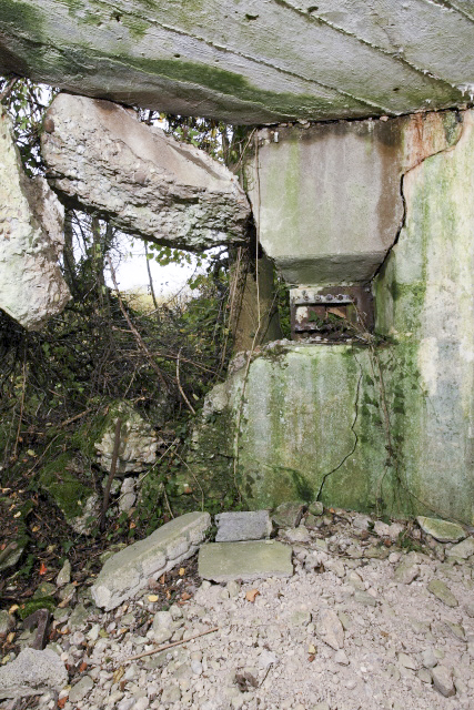 Ligne Maginot - FRECHING NORD (POSTE AVANCé GRM) - (Poste GRM - Maison Forte) - Le blockhaus de défense, totalement ruiné. Celui situé sur la façade opposée est dans le même état. - www.arnaultjl-photo.com