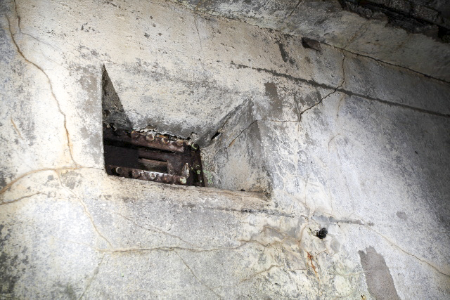 Ligne Maginot - FRECHING NORD (POSTE AVANCé GRM) - (Poste GRM - Maison Forte) - Ce créneau est situé à environ 2.5 mètres du sol, dans le local sanitaires. Le dispositif permettant d'y accéder à disparu. - www.arnaultjl-photo.com