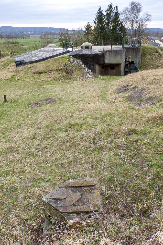 Ligne Maginot - SENTZICH - (Observatoire d'infanterie) - Au premier l'observatoire. 
On devine encore le tracé de la tranchées qui menait à l'ouvrage A16 qu'on aperçoit à l'arrière-plan. - Michel Teiten