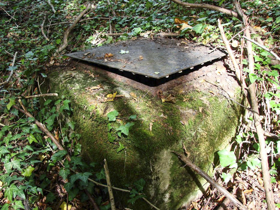 Ligne Maginot - 12M - (Chambre de coupure - Avec central) - Petite trappe derrière la trappe d'accès. - Schnoupf
