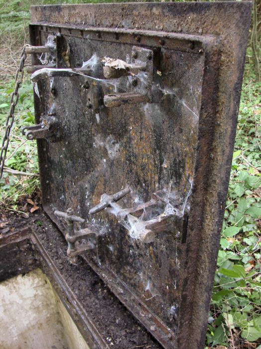 Ligne Maginot - 12M - (Chambre de coupure - Avec central) - Détail de la trappe d'accès. - Schnoupf