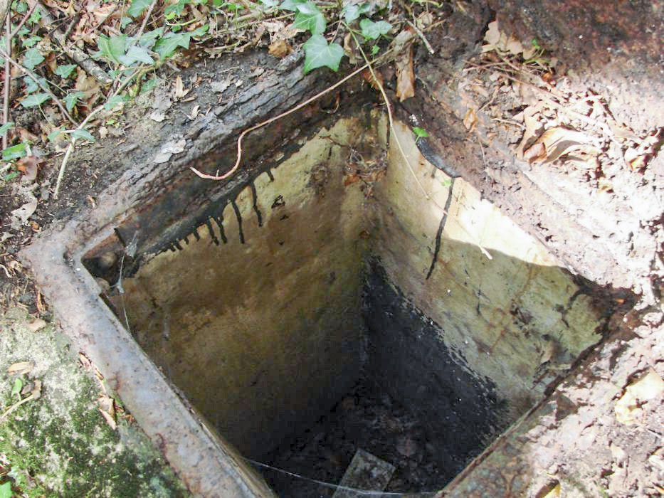 Ligne Maginot - 12M - (Chambre de coupure - Avec central) - Petite trappe derrière la trappe d'accès. - Schnoupf