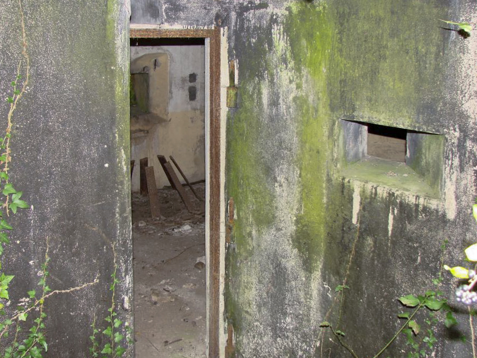 Ligne Maginot - BB10 - (Blockhaus pour canon) - L'entrée et son créneau de défense. - Schnoupf