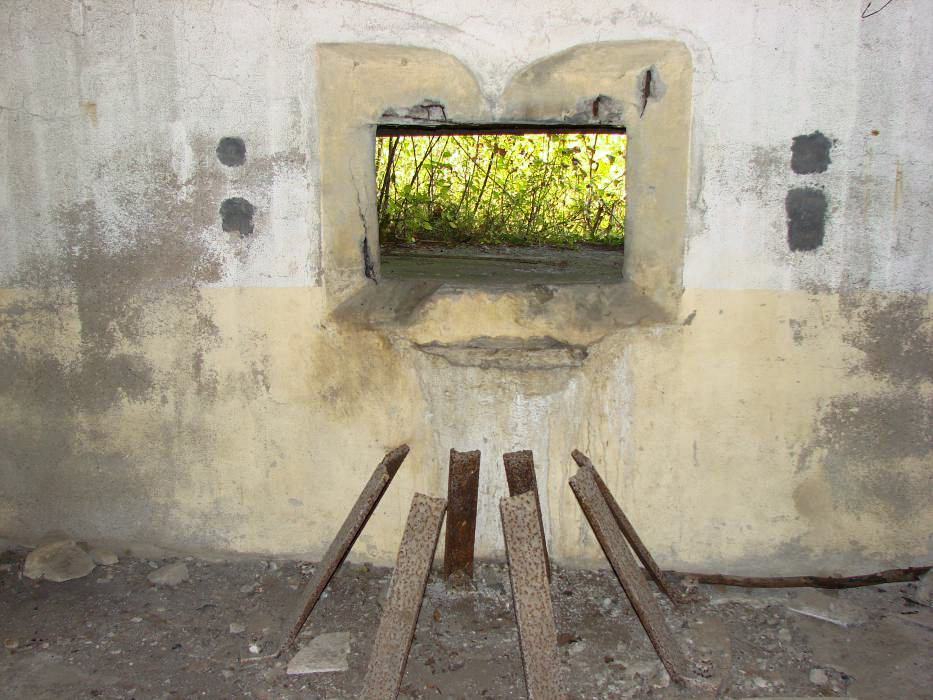 Ligne Maginot - BB10 - (Blockhaus pour canon) - Créneau et affut crinoline du canon. - Schnoupf