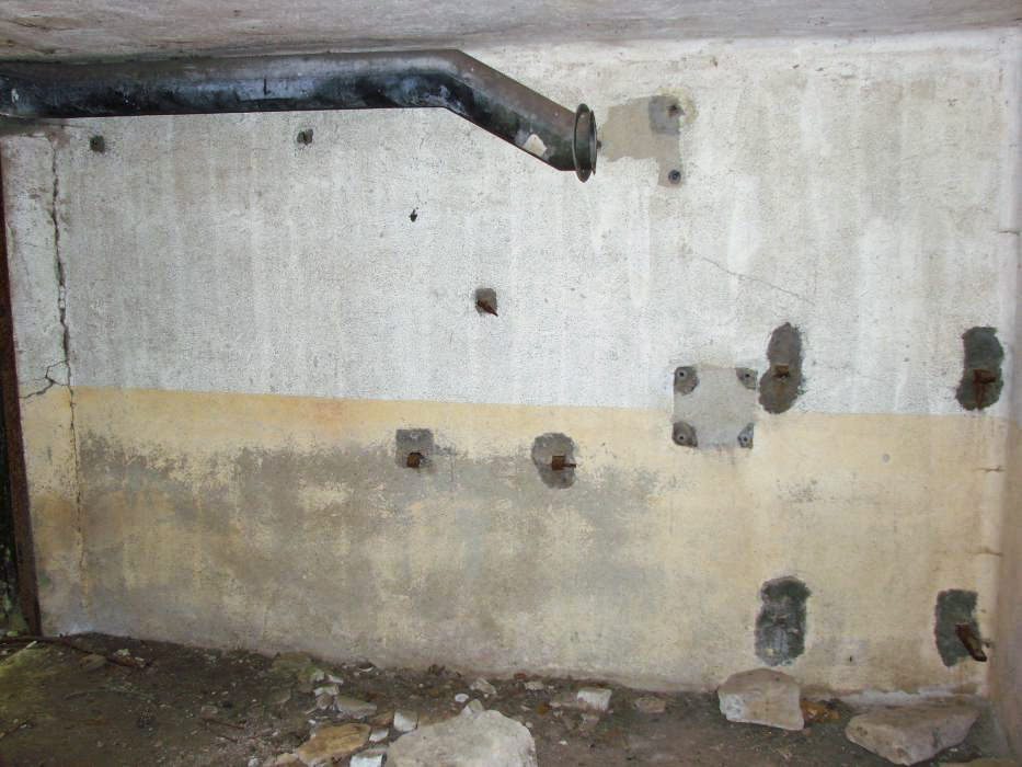 Ligne Maginot - BB10 - (Blockhaus pour canon) - Ce qu'il reste du système de ventilation. - Schnoupf