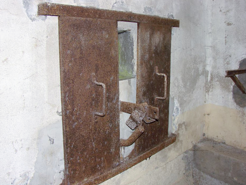 Ligne Maginot - BB10 - (Blockhaus pour canon) - Créneau et support du FM ainsi que les volets blindés. - Schnoupf