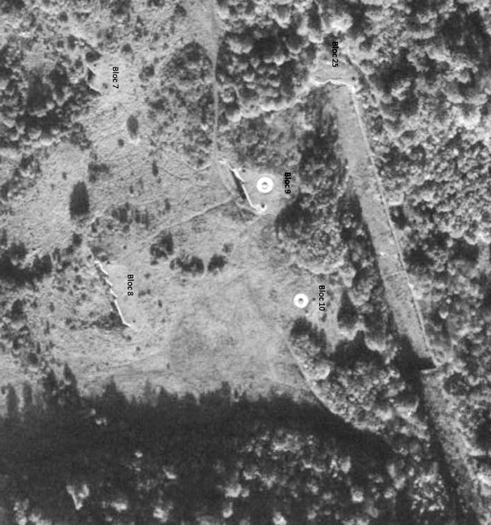 Ligne Maginot - HACKENBERG - A19 (Ouvrage d'artillerie) - Vue aérienne datant de 1966.
Vue d'ensemble des blocs 7, 8, 9, 10 et 25 - IGN - Géoportail 1966