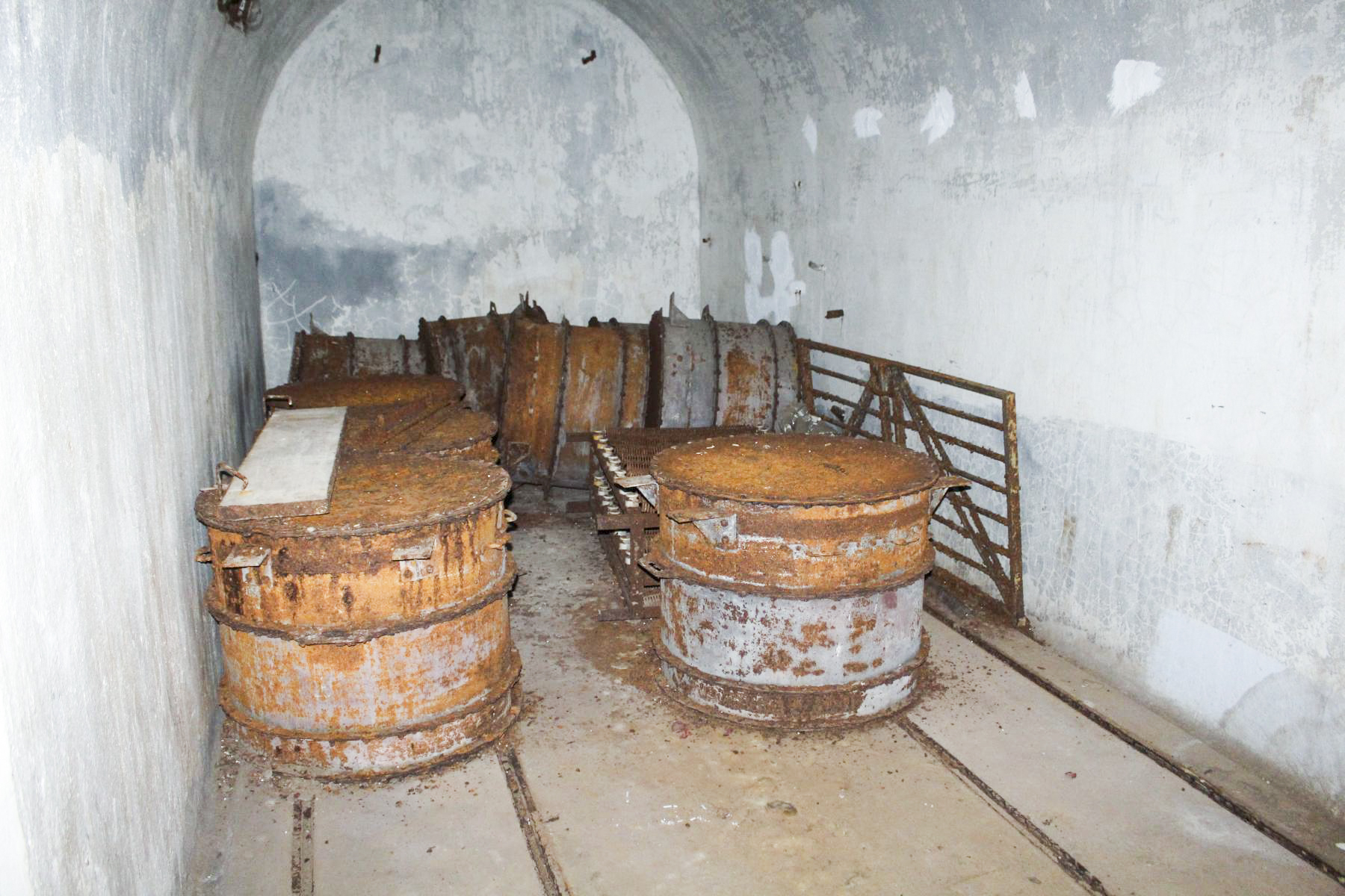 Ligne Maginot - CASTILLON (CN) - EO8 - (Ouvrage d'artillerie) - Bloc 3
Alvéole dans la galerie principale inférieur servant de stockage des filtres de rechanges   - Stuart ANDRE