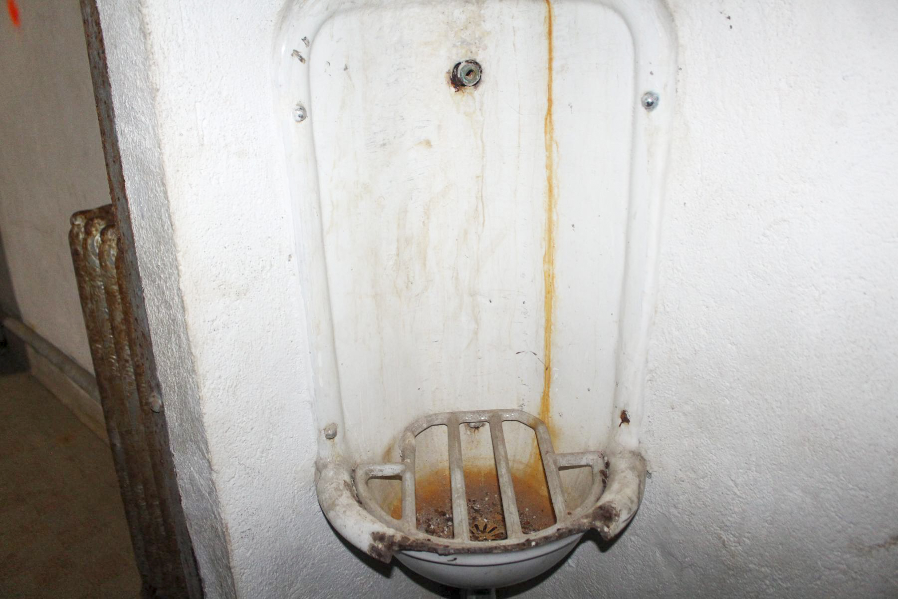 Ligne Maginot - CASTILLON (CN) - EO8 - (Ouvrage d'artillerie) - L'infirmerie
Petit lavabo d'angle pour le lavage des mains et ustensiles  - Stuart ANDRE