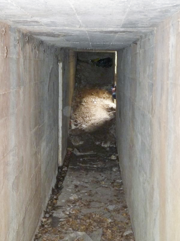 Ligne Maginot - HOMBOURG-BUDANGE - (Central téléphonique isolé) - Couloir  avec à gauche l'alvéole en tôle métro et à droite le puits d'issue de secours - Sylvie-Laure LAMBERT