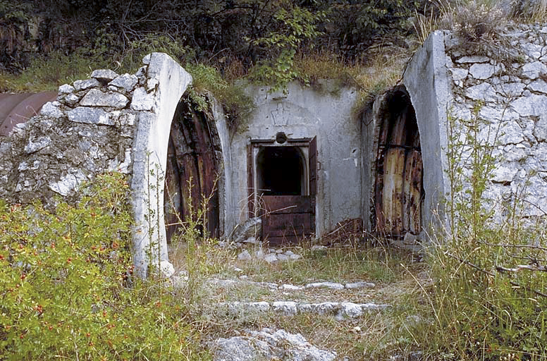 Ligne Maginot - PIERRE POINTUE - (Ouvrage d'infanterie) - L'entrée du bloc 2 et les deux abris - ROUCAUTE Gérard
