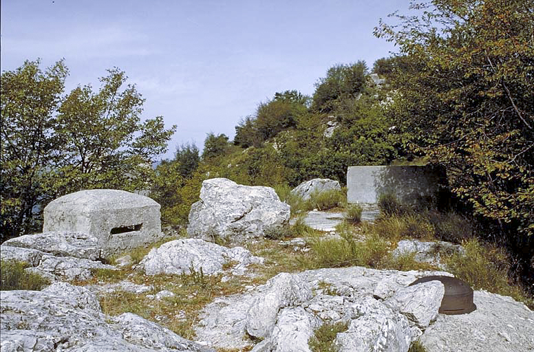 Ligne Maginot - PIERRE POINTUE - (Ouvrage d'infanterie) - Dessus de l'ouvrage. Au premier plan, la cloche observatoire Saint-Jacques (bloc3). A l'arrière-plan, la crête frontière, le Roc d'Ormea et la mer - ROUCAUTE Gérard