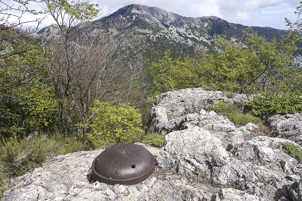 Ligne Maginot - PIERRE POINTUE - (Ouvrage d'infanterie) - Dessus du bloc 3 et sa cloche d'observation. En face de l'autre côté de la crête, l'Italie - M Teiten