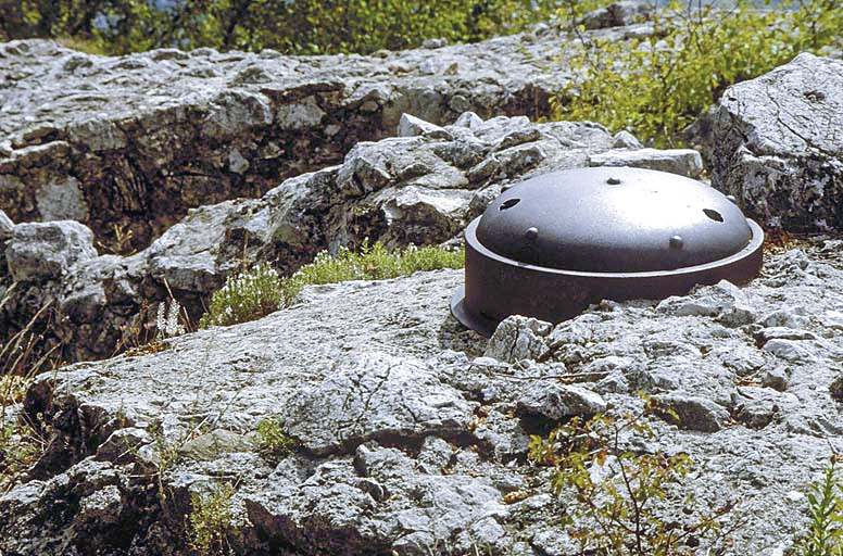 Ligne Maginot - PIERRE POINTUE - (Ouvrage d'infanterie) - Dessus du bloc 3, détail sur la cloche Saint Jacques - ROUCAUTE Gérard