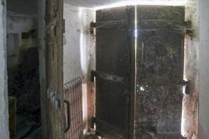 Ligne Maginot - BB37 - (Blockhaus pour canon) - Première porte, et à gauche vers la chambre FM