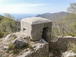 Ligne Maginot - BAISSE DE SCUVION 1 - (Blockhaus pour arme infanterie) - Vue vers la France
Sur la première crête: la position de résistance, au fond, le Mont Agel