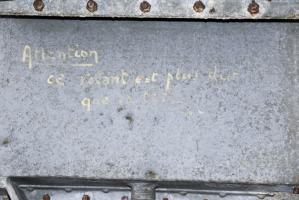 Ligne Maginot - BERENBACH - A26 - (Ouvrage d'infanterie) - Bloc 2
Le volant a disparu. Mais la note de mise en garde est encore visible, non sans humour