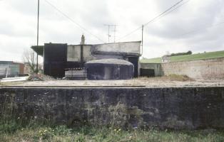 Ligne Maginot - MOULIN DE LA BIBICHE - (Poste GRM - Maison Forte) - Blockhaus vu de l'avant.
Etat en 1991