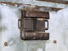 Ligne Maginot - MOULIN DU HAUT 1 - (Blockhaus pour arme infanterie) - Trémie Condé  avec ses volets obturateurs
Le blockhaus n'est doté que de la plaque d'embrasure Condé, la trémie elle même n'a pas été montée.