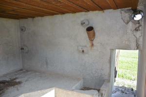 Ligne Maginot - VEILLERBERG - (Blockhaus pour canon) - L'intérieur du blockhaus cote entrée personnel.
De gauche à droite :
crochets pour les hamacs de la troupe (les memes sont présents sur le mur opposé), goulotte à grenade à gauche de la porte,  
prise d'air au dessus de la porte.
En partie basse, réservation pour l'une des bêches du canon de 25