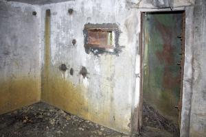 Ligne Maginot - BB2 - (Blockhaus pour canon) - Vue intérieure.
On voit encore des traces de camouflage dans l'entrée