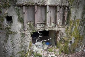 Ligne Maginot - ALTCOUPE NORD - (Blockhaus pour canon) - Façade arrière
Detail d’un renforcement (?) d'une ventilation placée au dessus de l’accès du canon