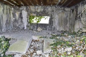 Ligne Maginot - RICHTOLSHEIM 2 - (Blockhaus pour canon) - Vue intérieure.
Plate-forme et créneau pour le canon anti-char 