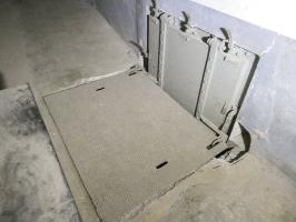 Ligne Maginot - RIMPLAS (RS) - (Ouvrage d'artillerie) - Bloc 5
Réceptacle des douilles de 75 n°1, avec fosse au dessous.