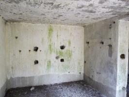 Ligne Maginot - GROS BOIS (160° RIF) - (PC de Sous-Secteur) - Le bâtiment de droite 
Traces d'équipements
